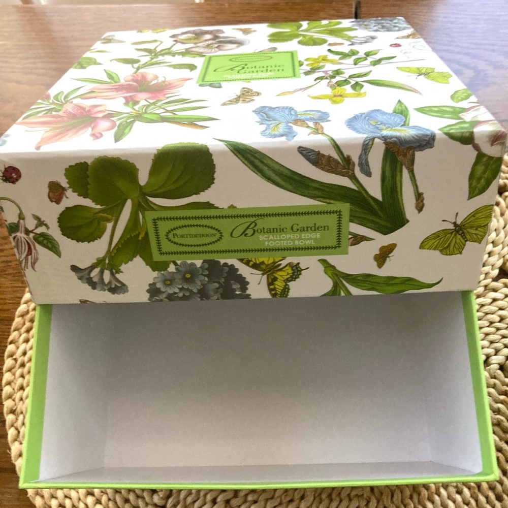New Gift Boxed Portmeirion Botanic Garden scalloped edge footed bowl. - Picture 11 of 12